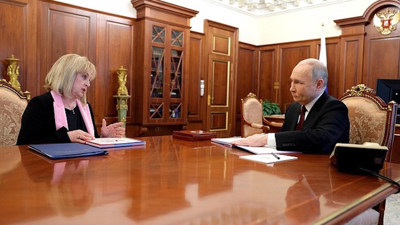 Глава ЦИК вручила Владимиру Путину удостоверение об избрании президентом России